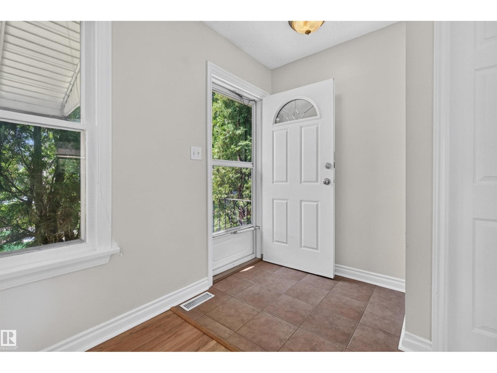 8817 91 ST NW — photo 2 of 53