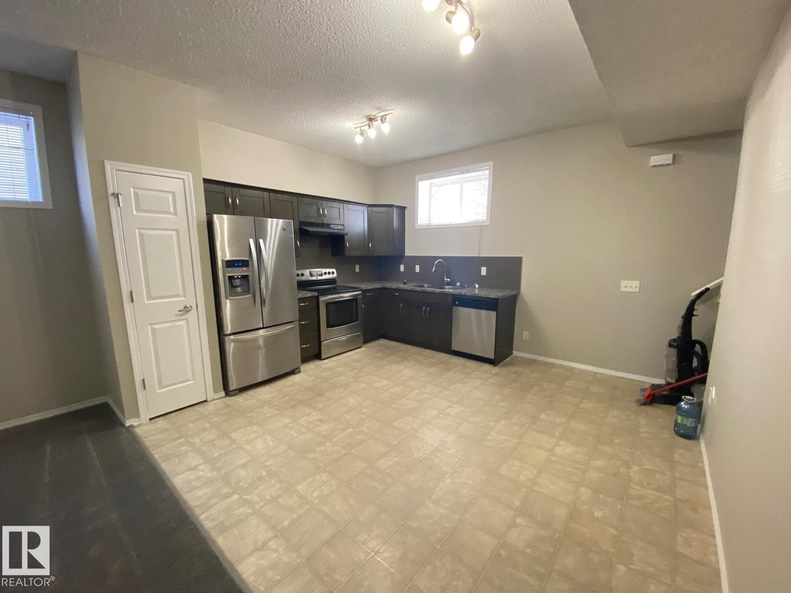 122 142 Selkirk PL — photo 6 of 18