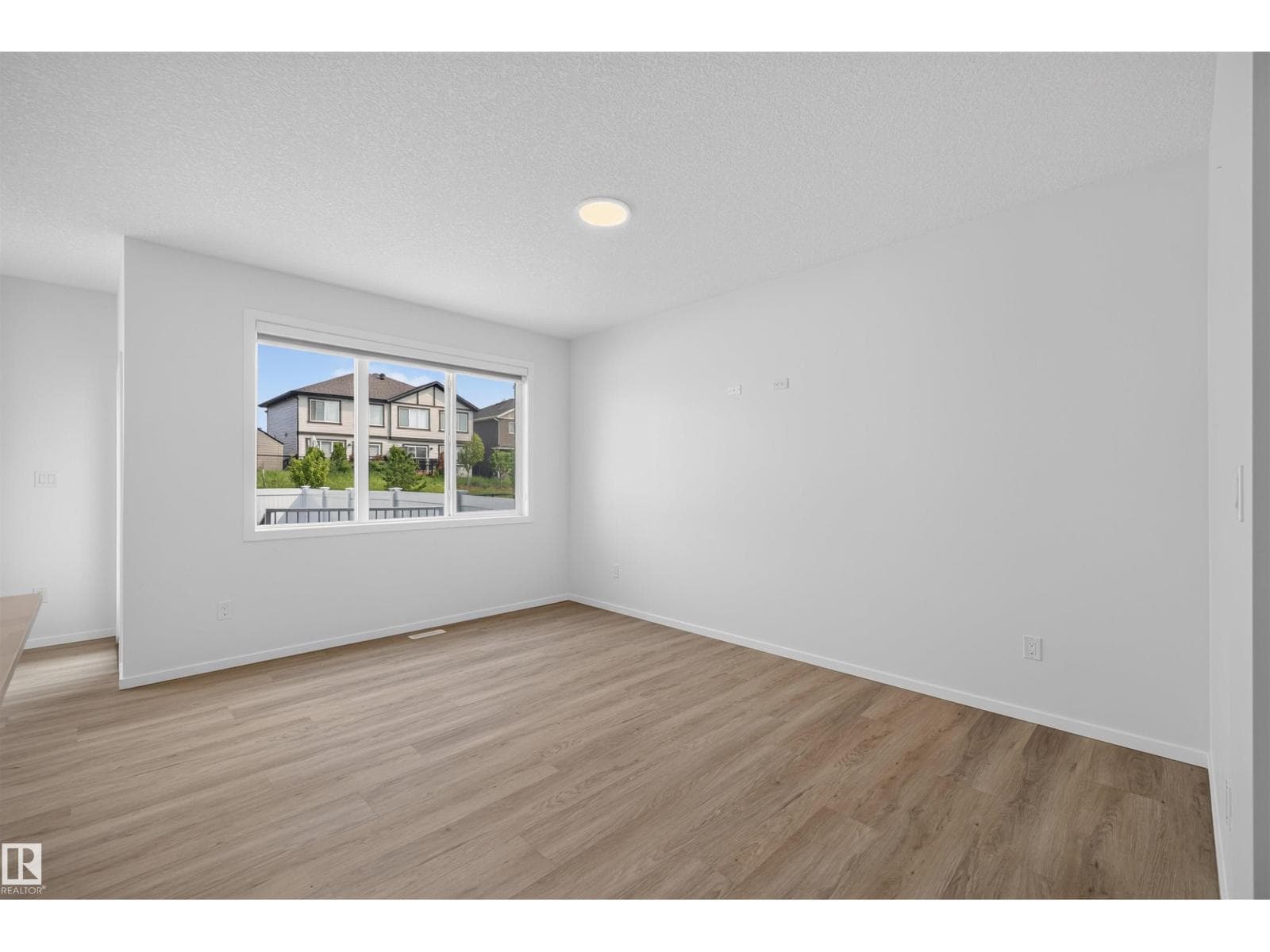 7722 174A AV NW — photo 4 of 50