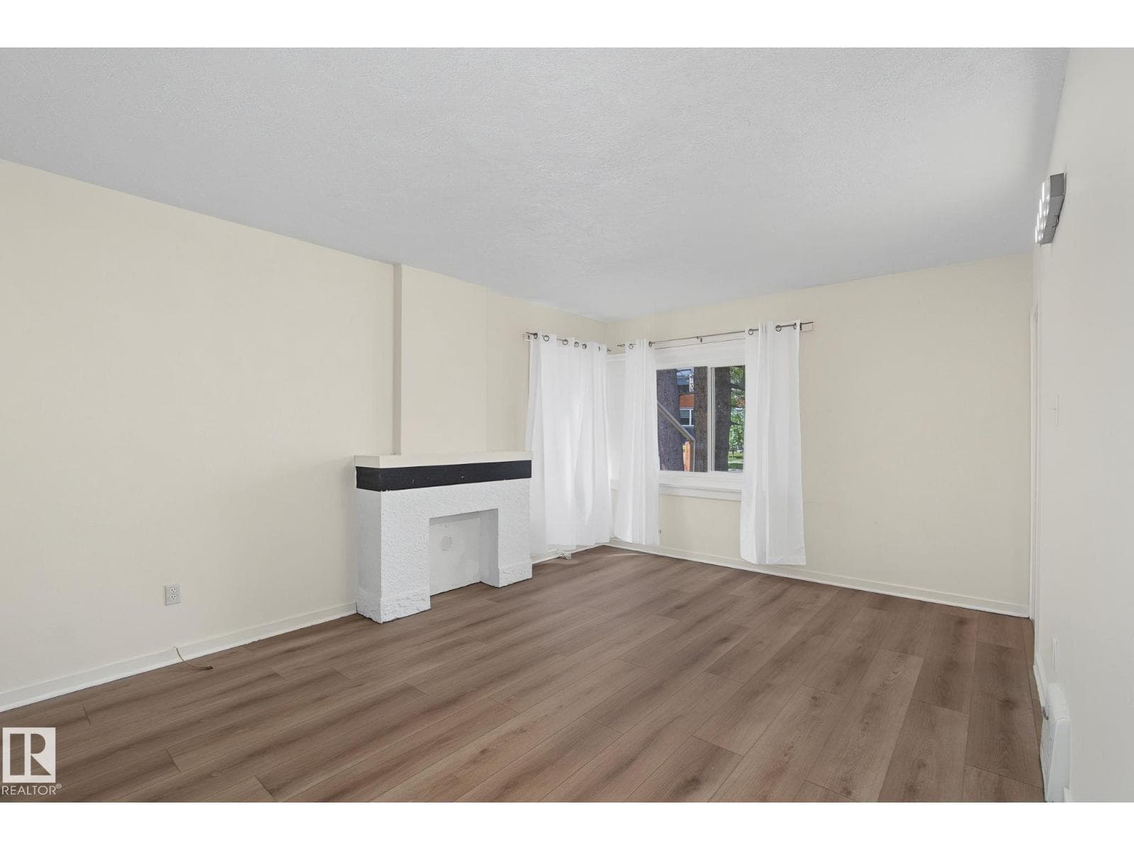 11147 78 AV NW — photo 1 of 50