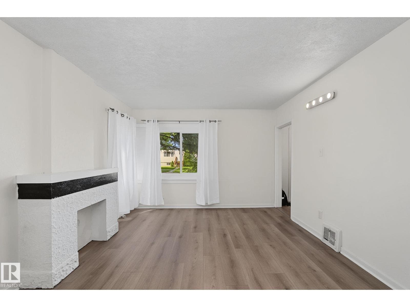 11147 78 AV NW — photo 2 of 50