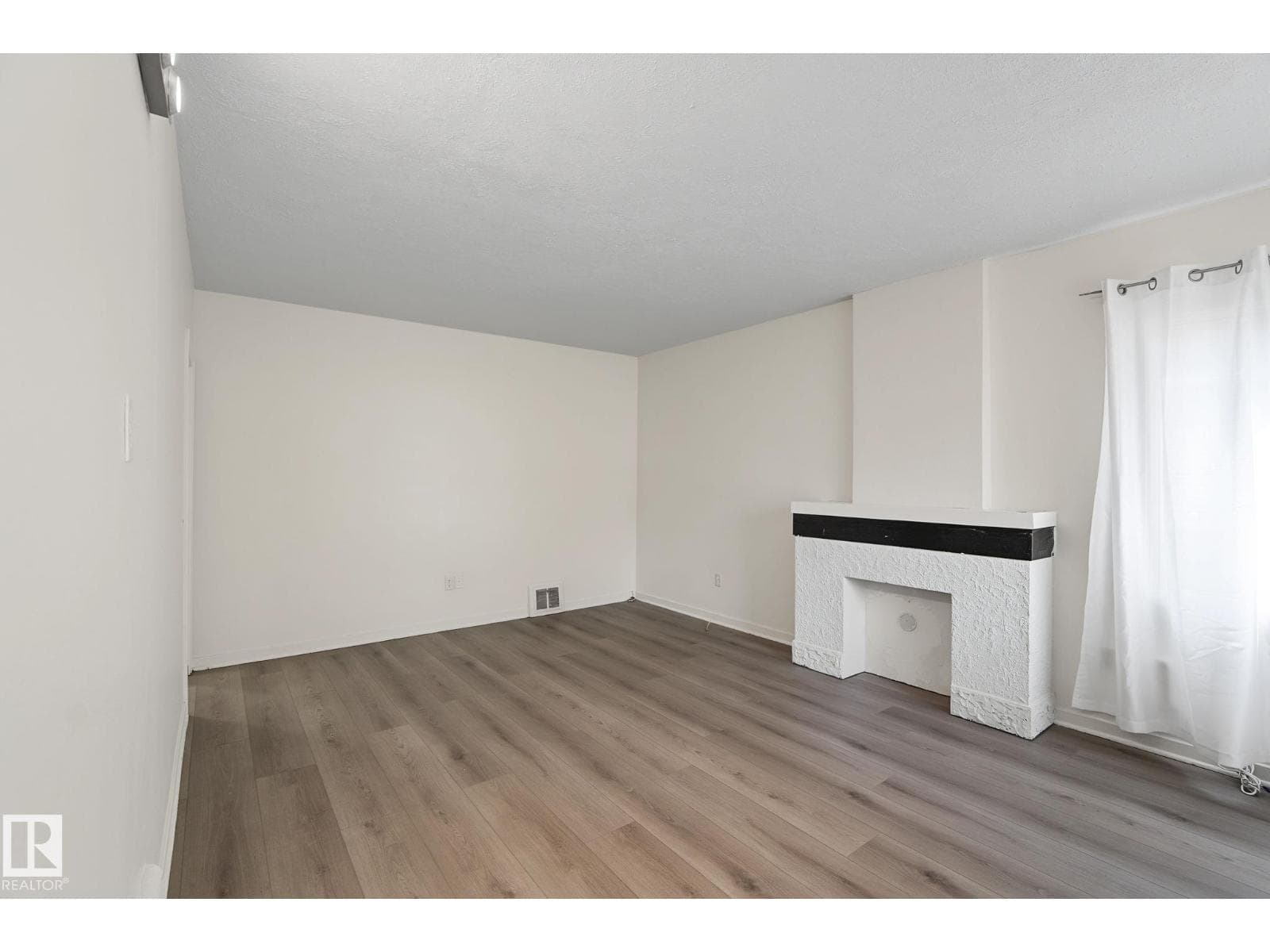 11147 78 AV NW — photo 3 of 50
