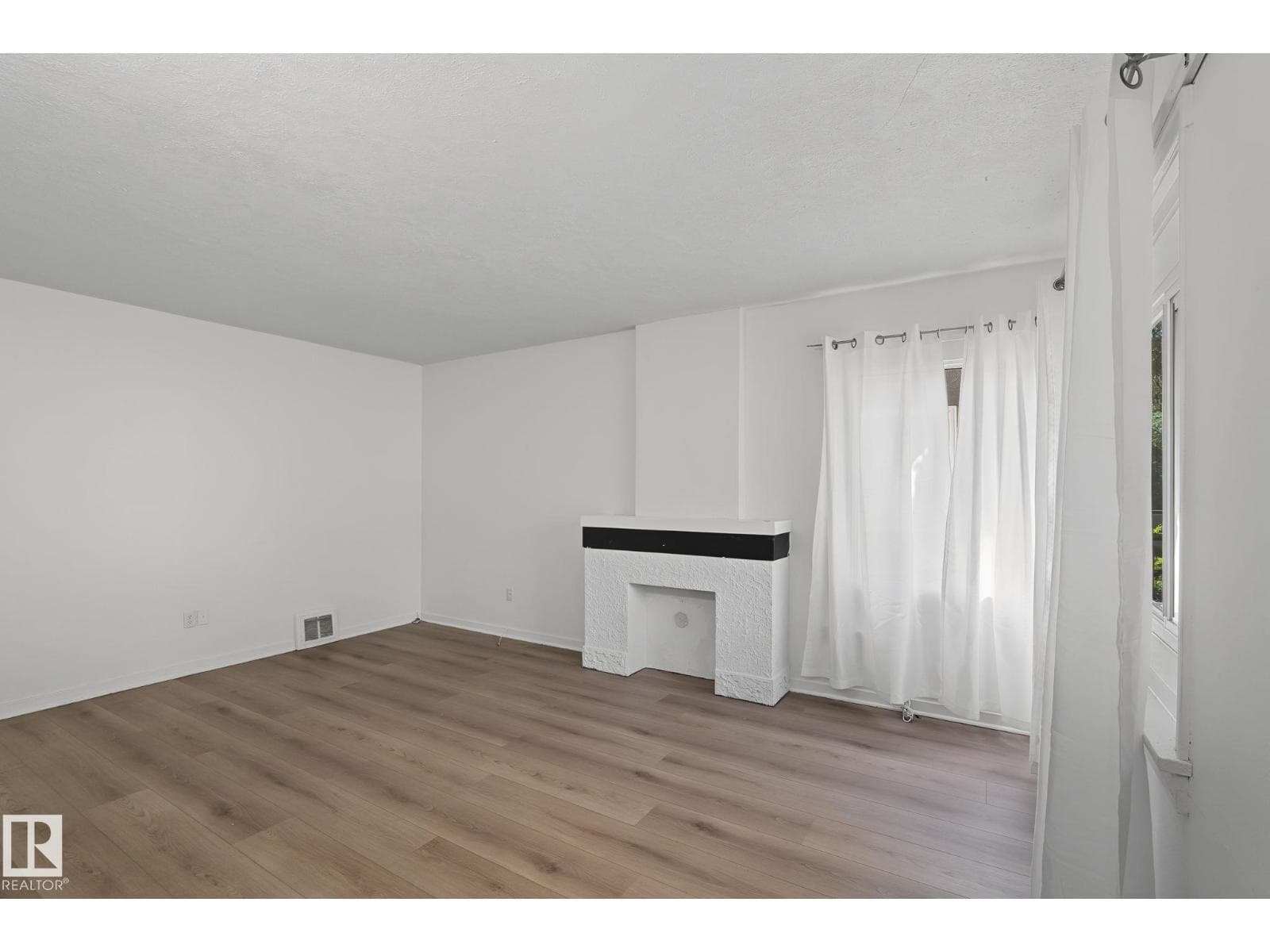11147 78 AV NW — photo 4 of 50