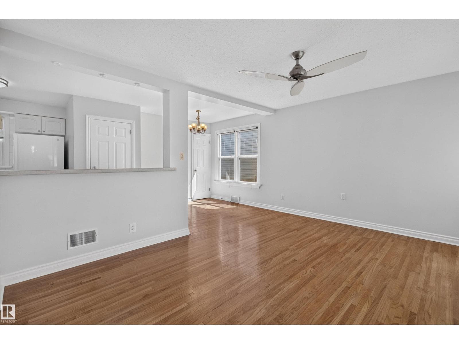 8817 91 ST NW — photo 7 of 53