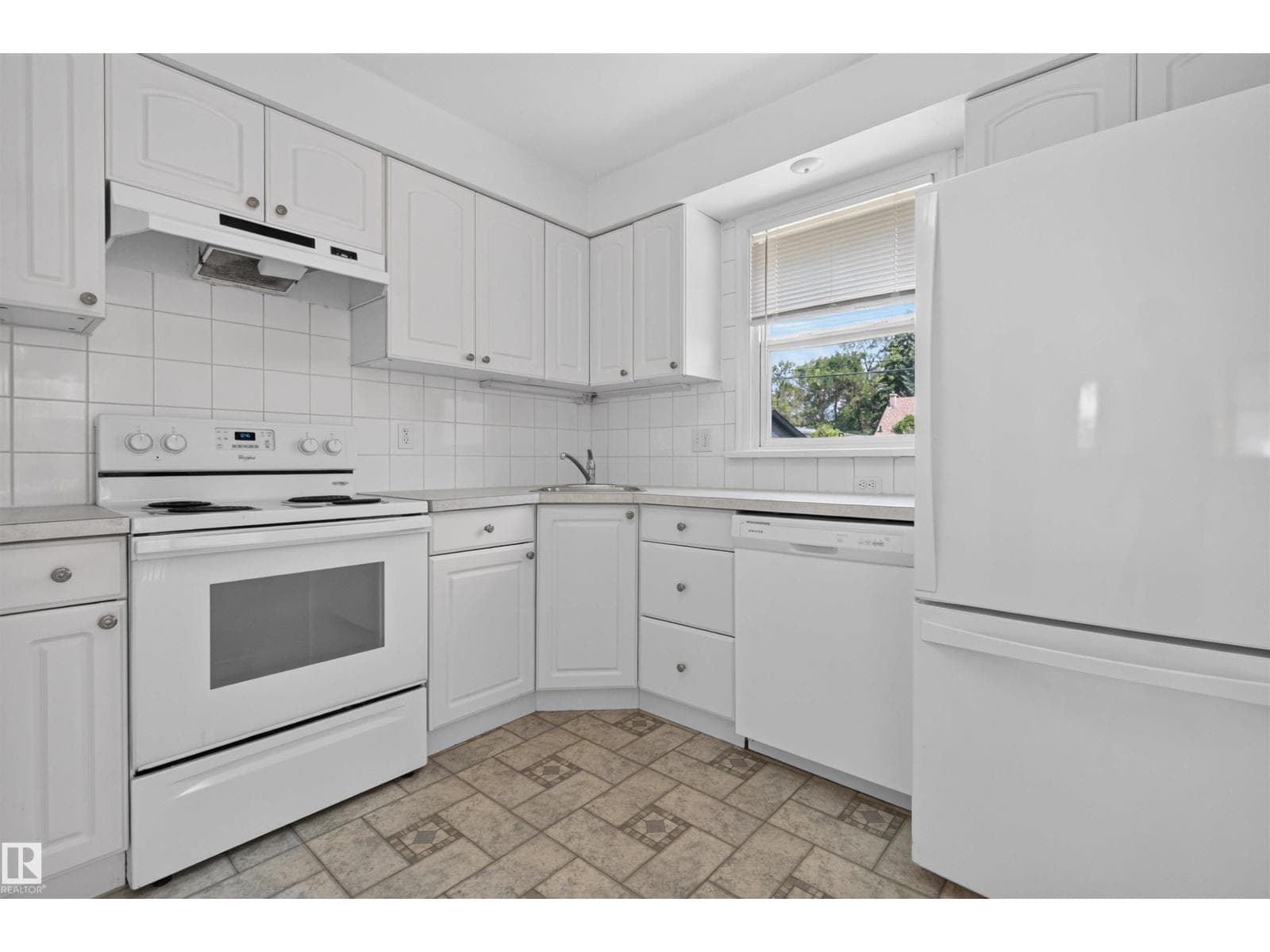 8817 91 ST NW — photo 8 of 53