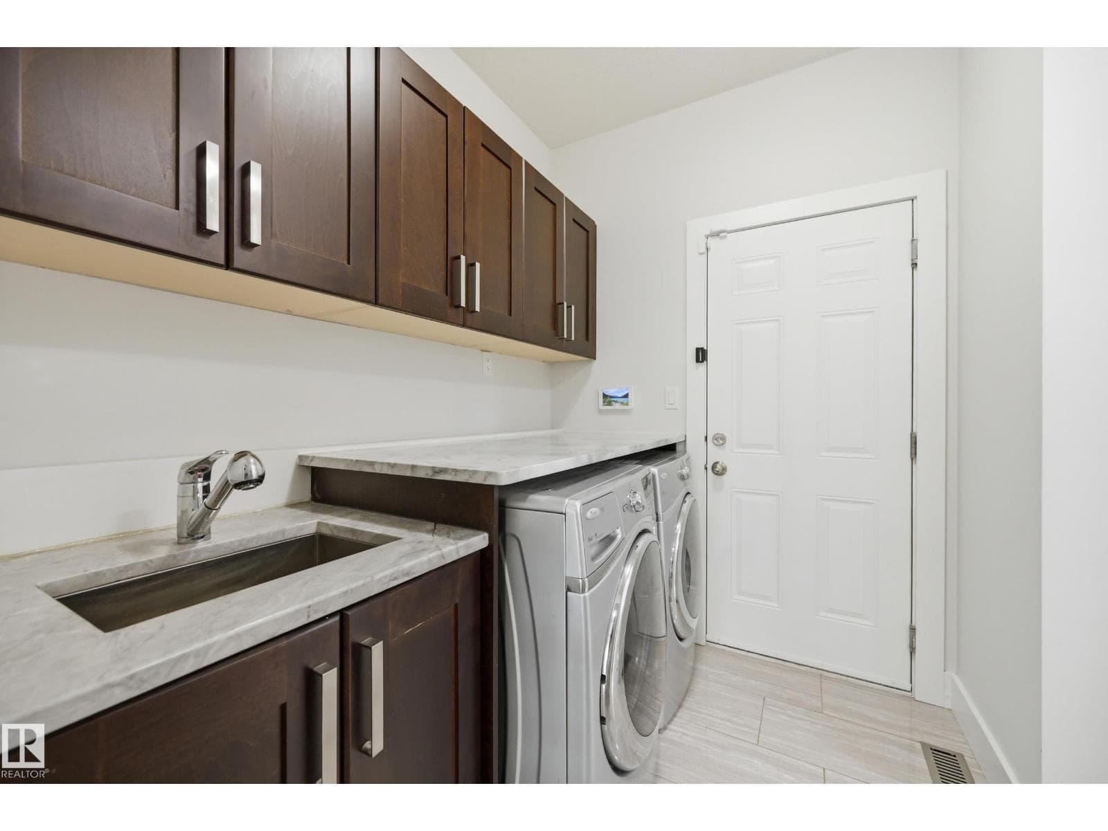 1024 ARMITAGE CR SW — photo 15 of 47