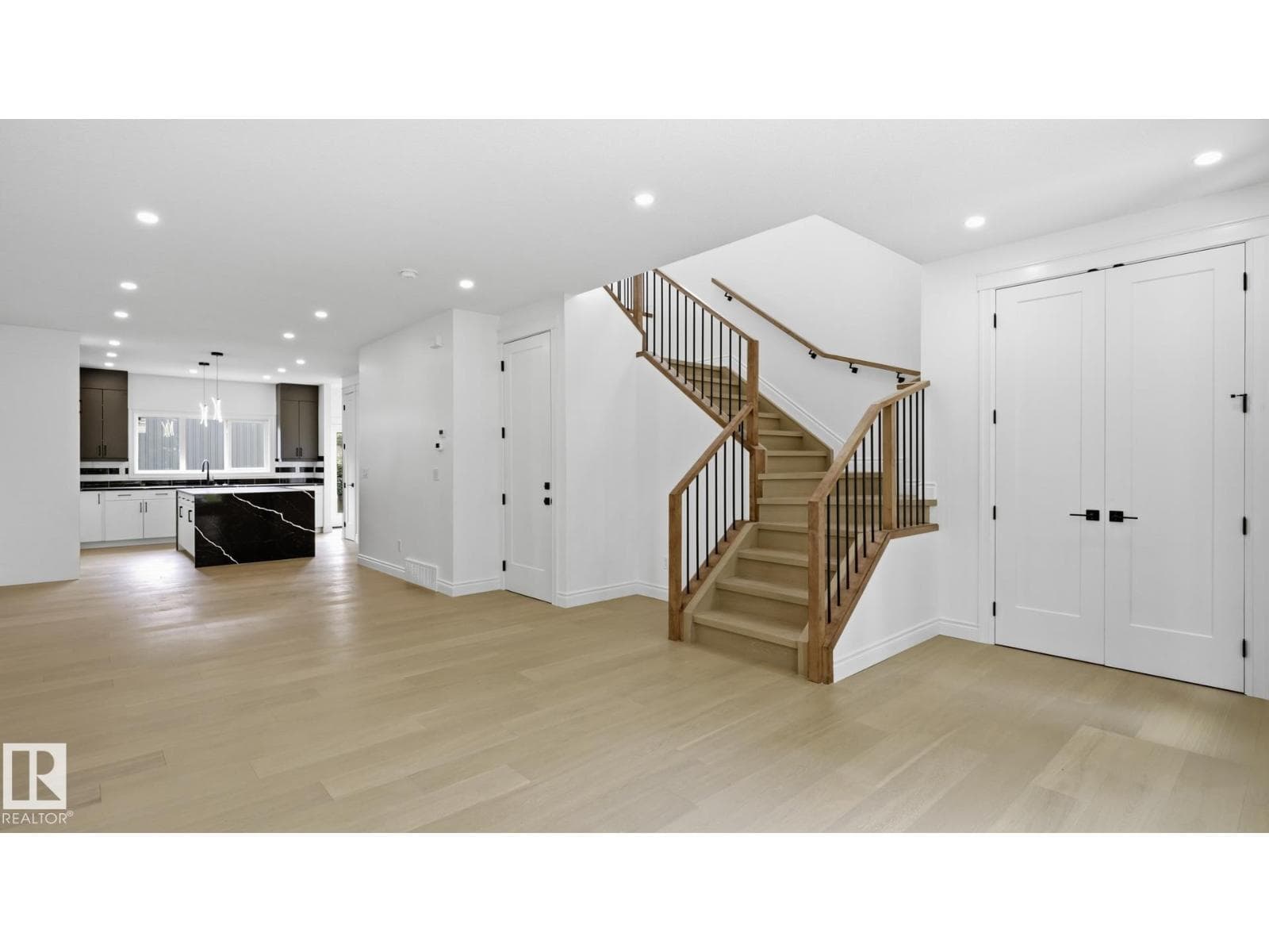 9226 94 ST NW — photo 3 of 47