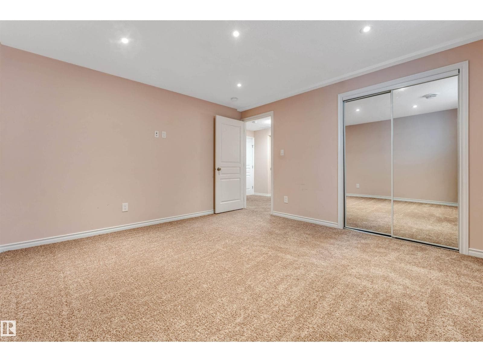 6947 19A AV SW — photo 38 of 47