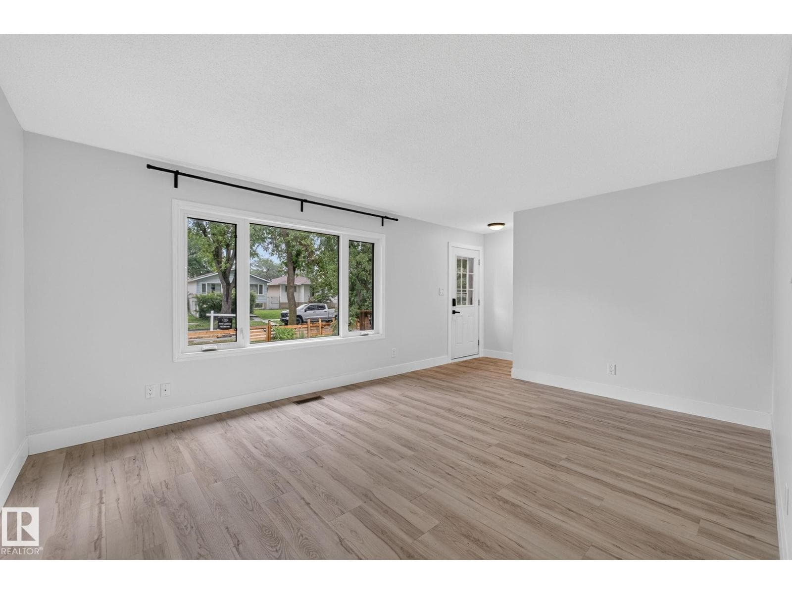 9258 91 ST NW — photo 5 of 63