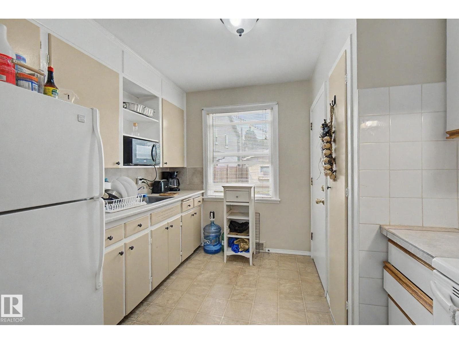 8710 83 AV NW — photo 5 of 21