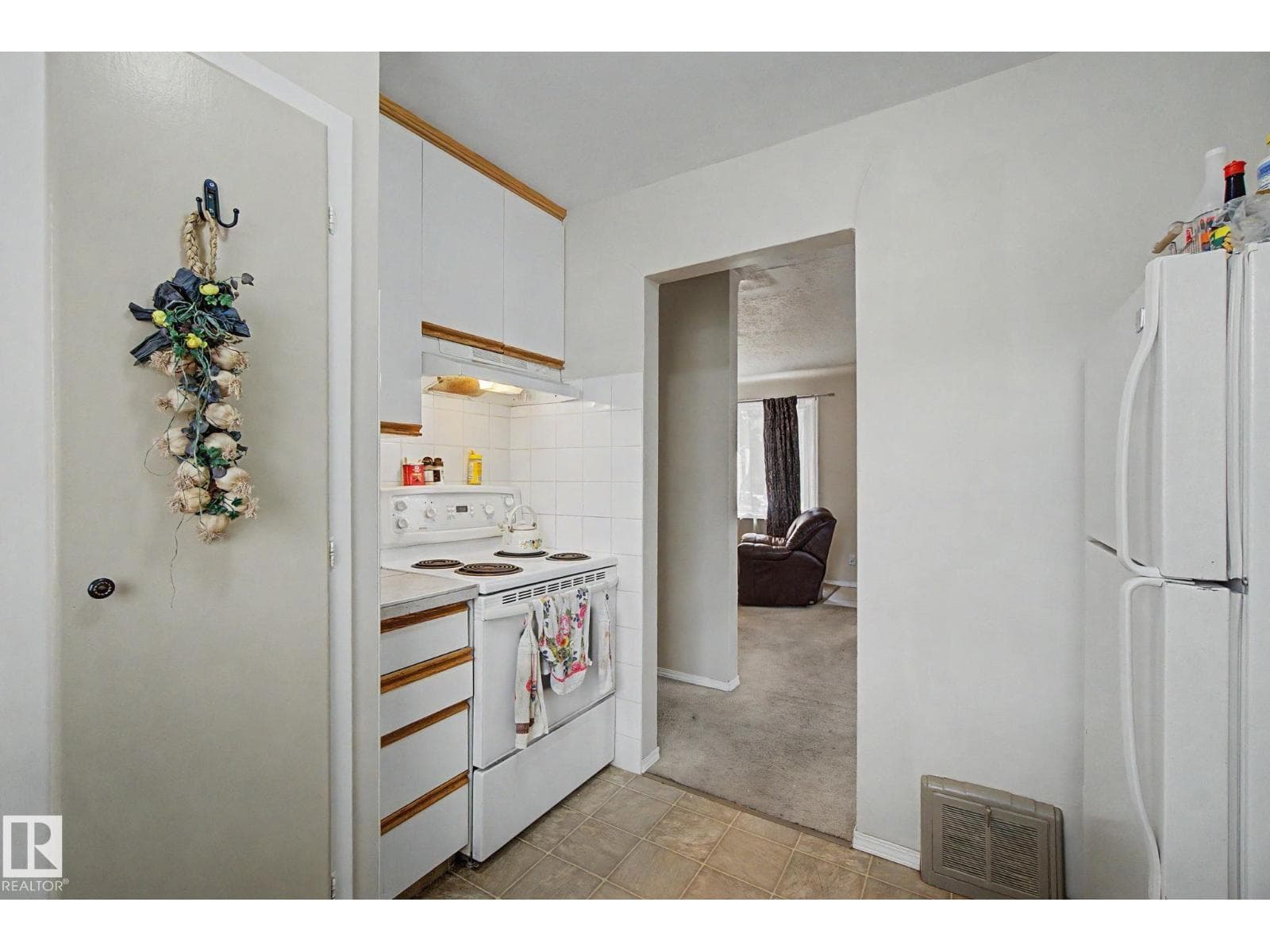 8710 83 AV NW — photo 7 of 21