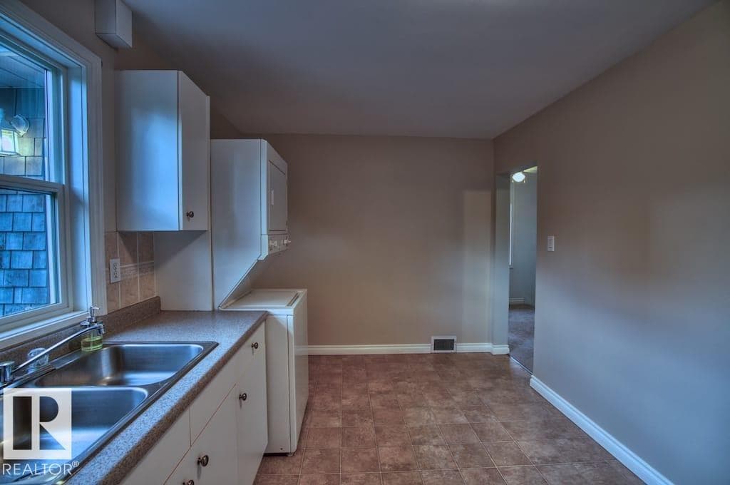 10026 87 AV NW — photo 21 of 44