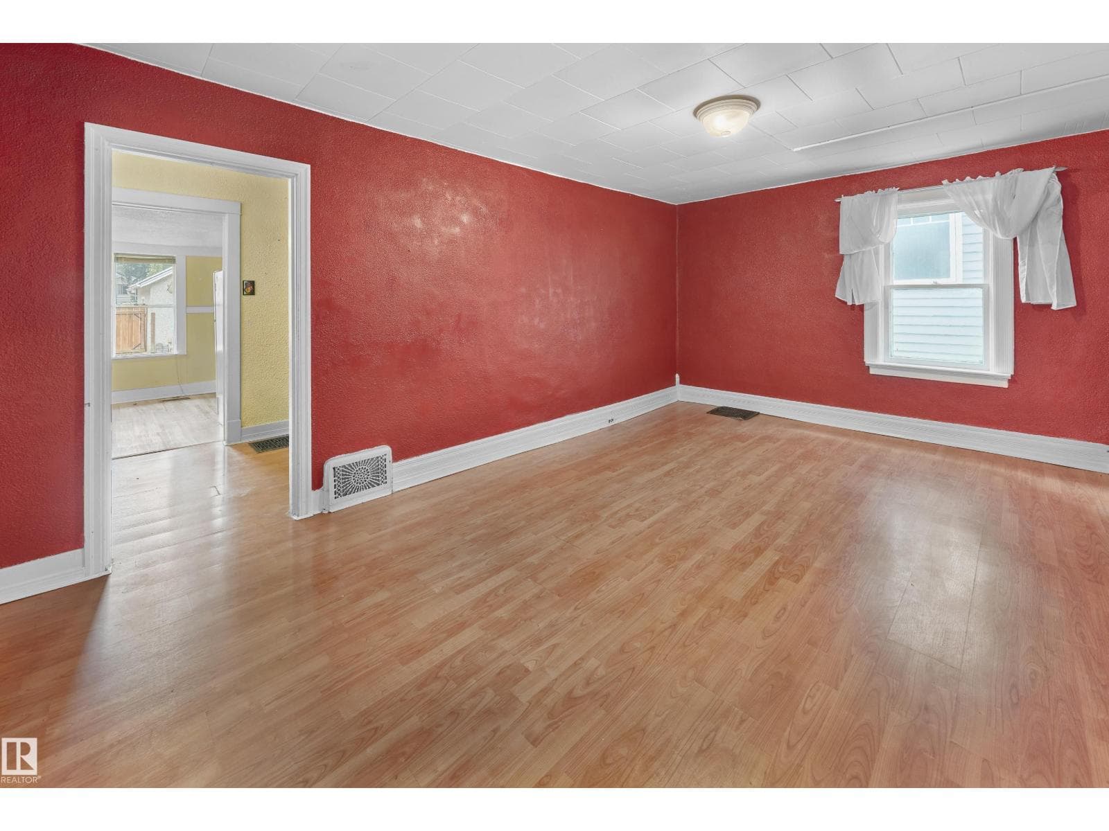 11038 84 AV NW — photo 13 of 31