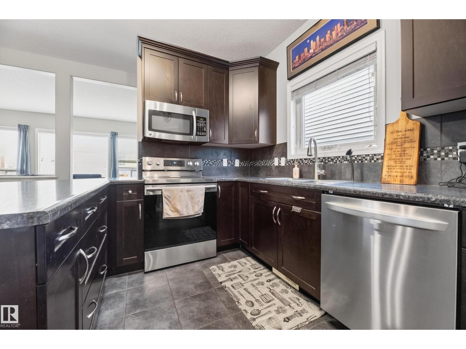 7915 22 AV SW — photo 15 of 62