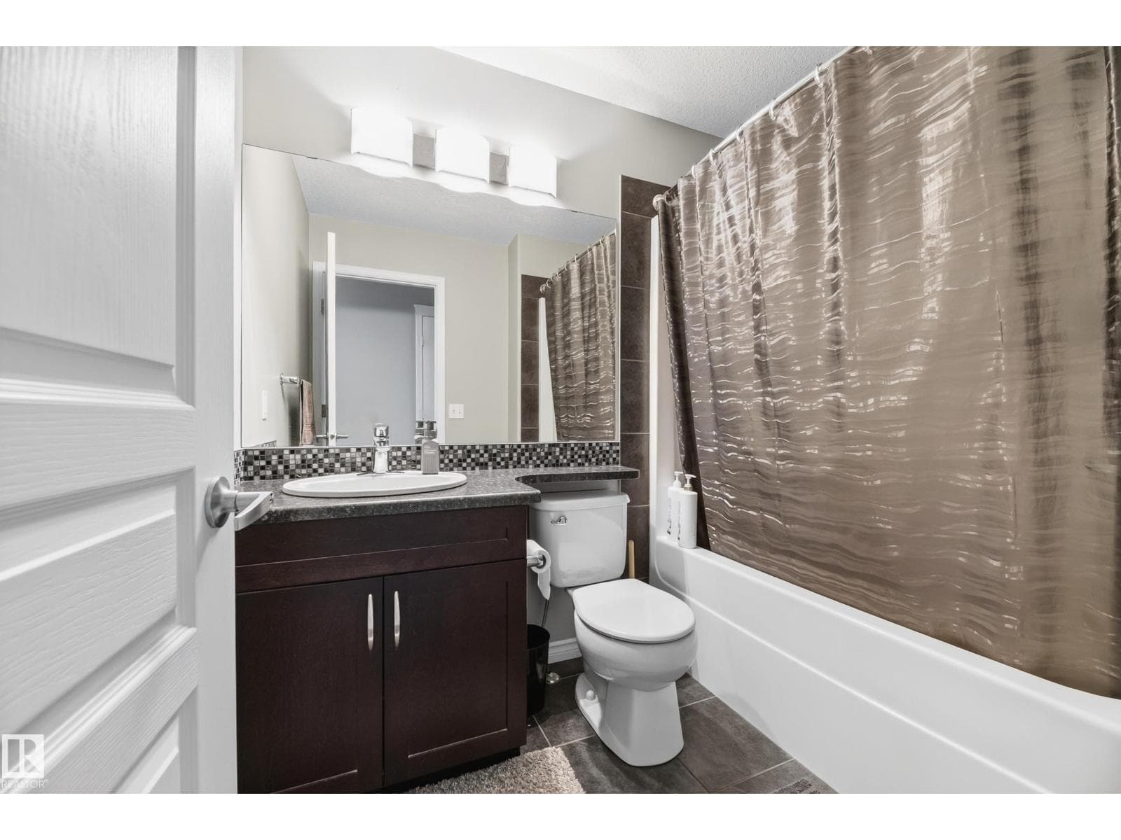7915 22 AV SW — photo 33 of 62
