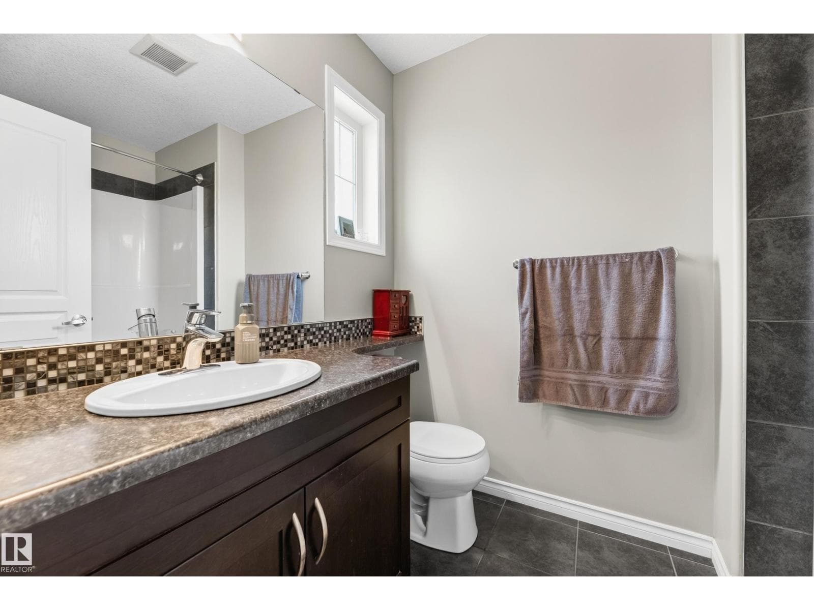 7915 22 AV SW — photo 38 of 62