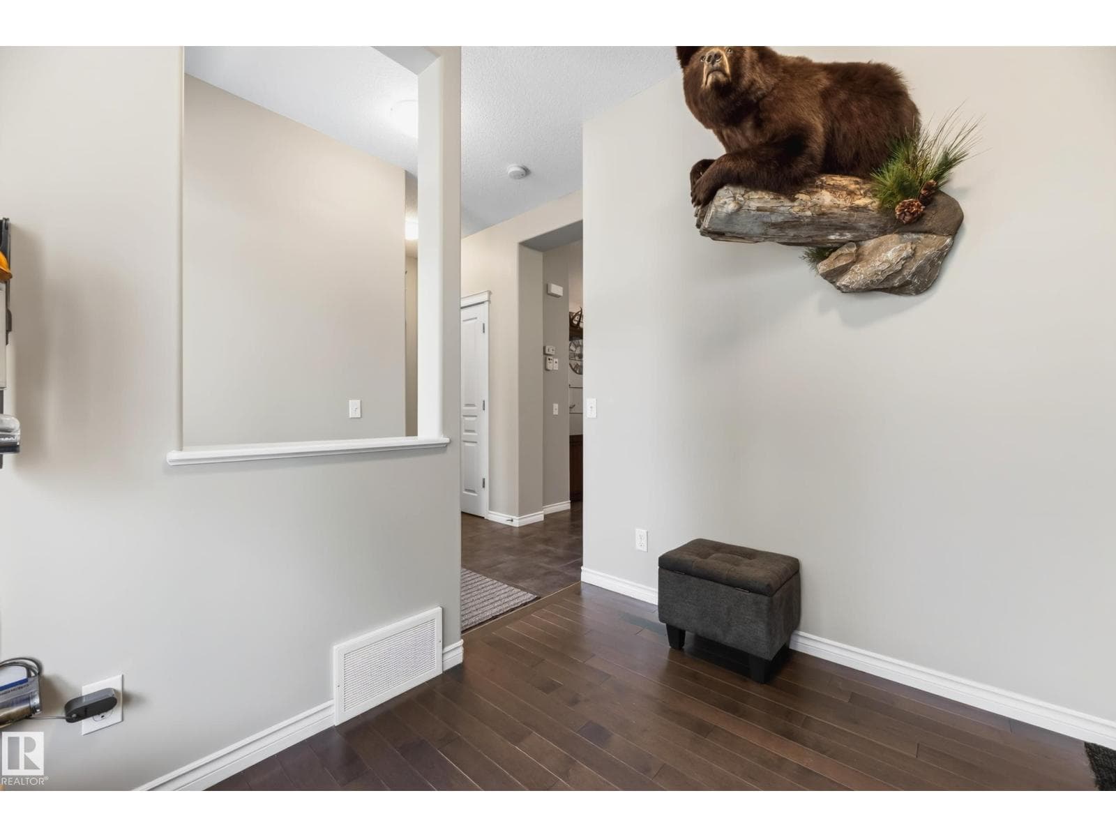 7915 22 AV SW — photo 8 of 62