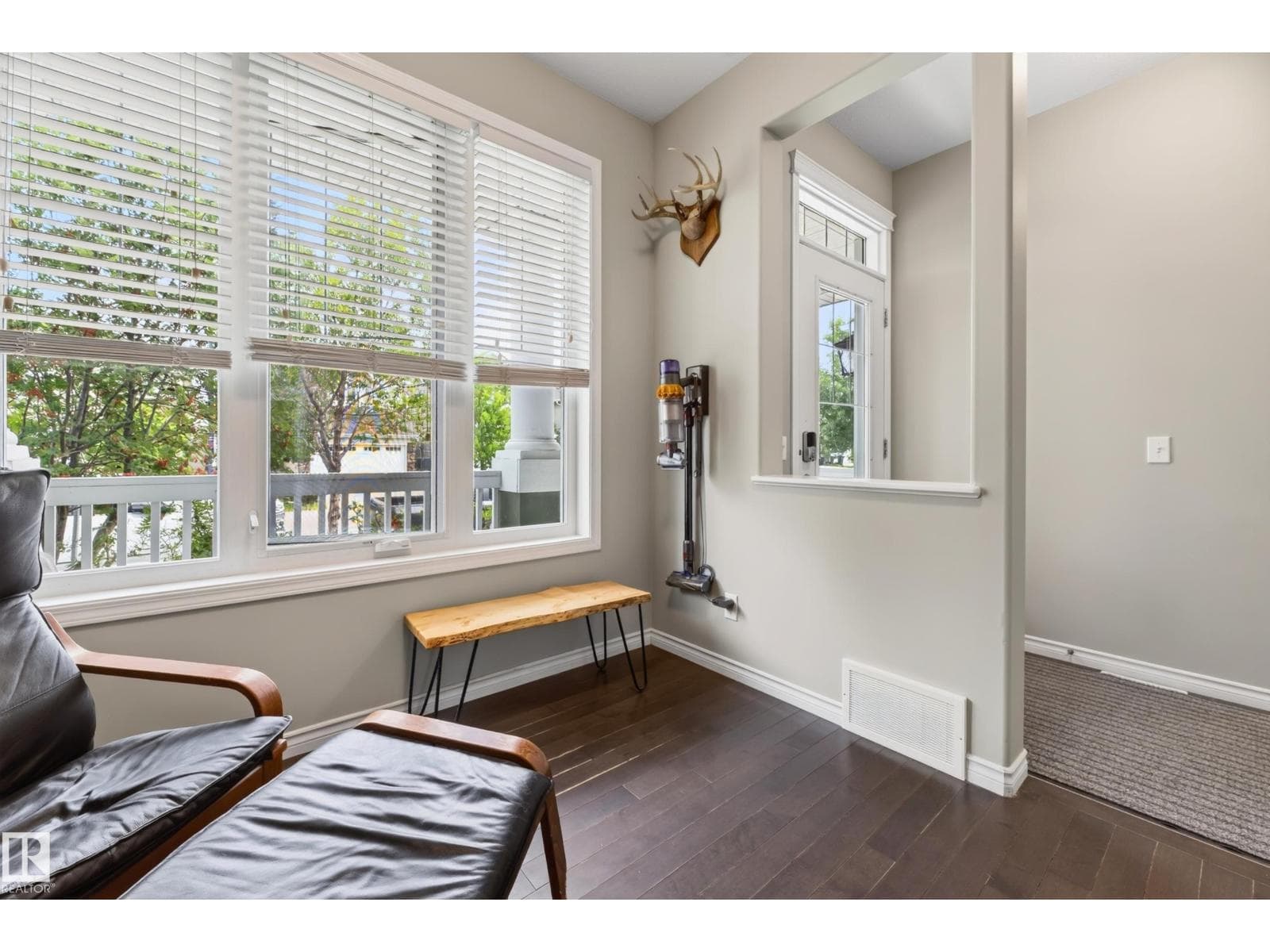 7915 22 AV SW — photo 9 of 62