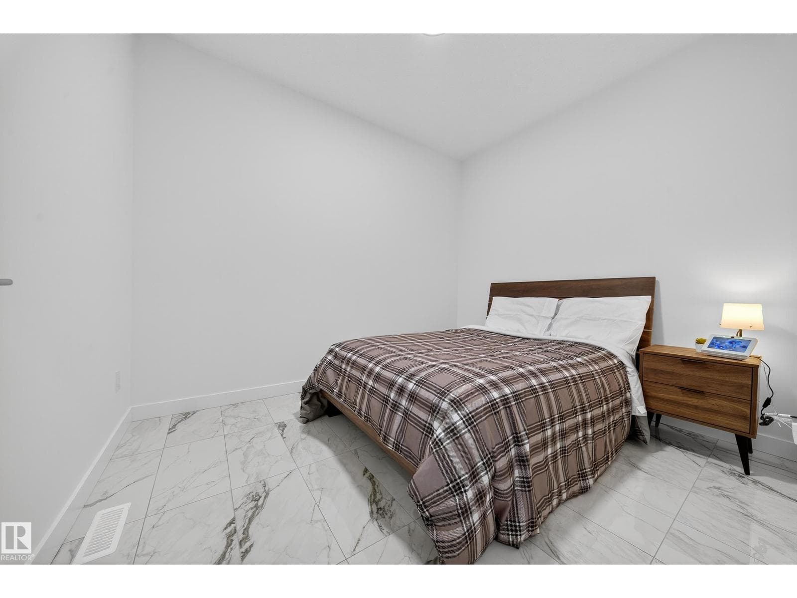 3605 41 AV — photo 11 of 28