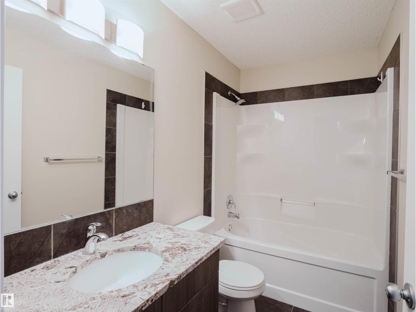 5407 14 AV SW — photo 20 of 44