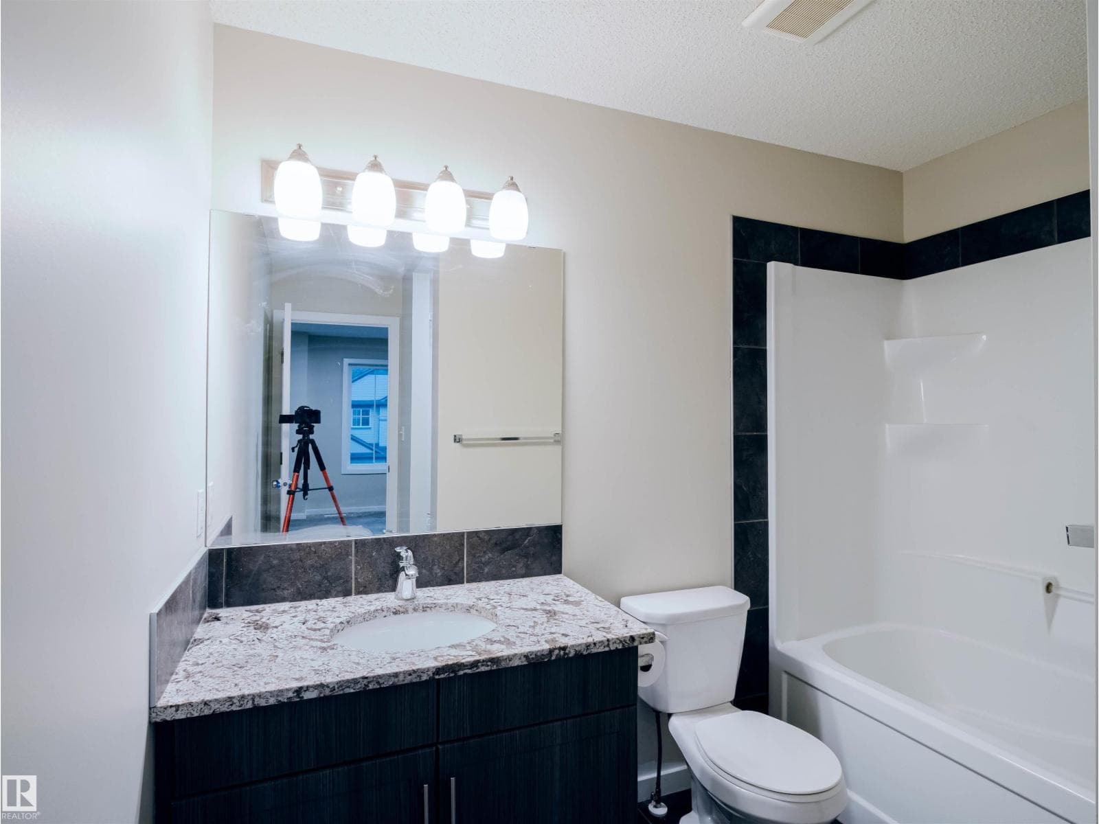 5407 14 AV SW — photo 18 of 44