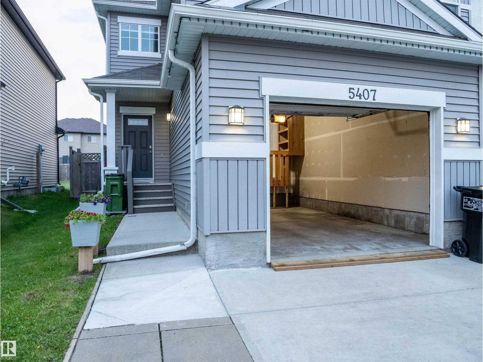 5407 14 AV SW — photo 4 of 44