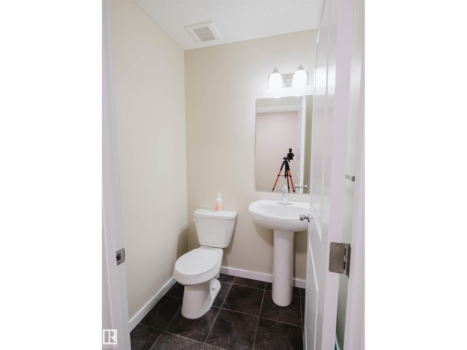 5407 14 AV SW — photo 15 of 44