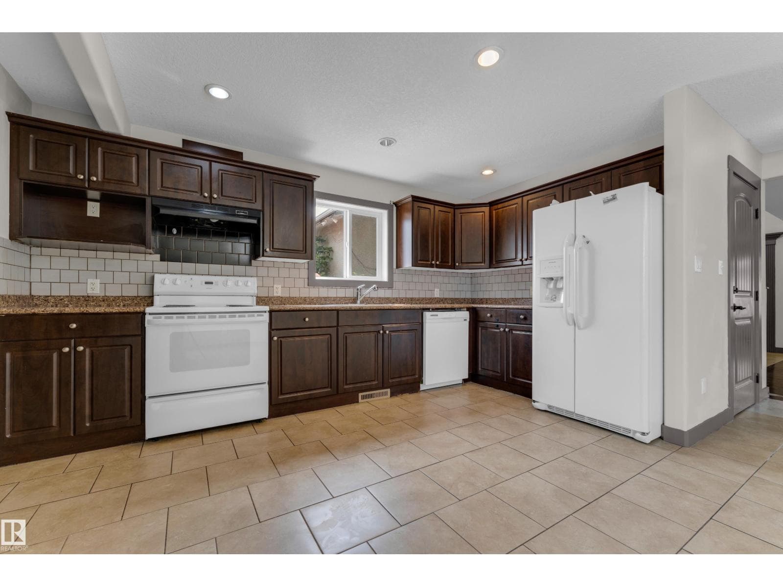 11817 37 ST NW — photo 8 of 46