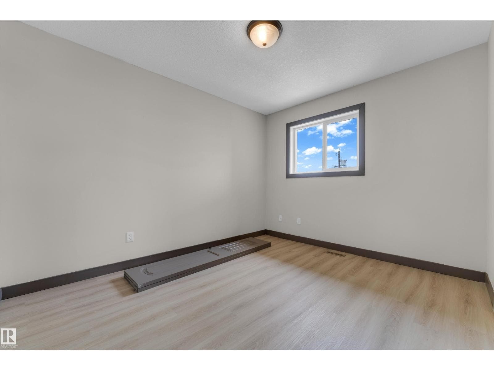 11817 37 ST NW — photo 16 of 46